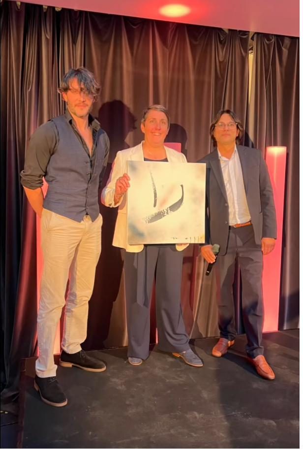 Remise d'une œuvre lors d'un événement